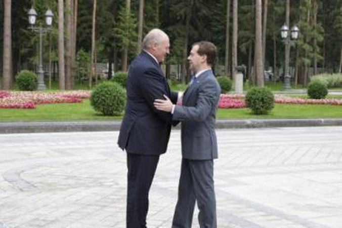 Praeitis: šilti Baltarusijos vadovo A.Lukašenkos (kairėje) ir Rusijos prezidento D.Medvedevo santykiai peraugo į atvirą, kol kas, tiesa, tik žodinį konfliktą.