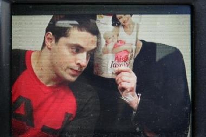 Kaltė: stikliniame narve glaudęsi A.Kupratyj ir R.Rimkus, bylos duomenimis, nukentėjusiajai darė psichologinį spaudimą.