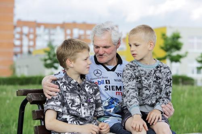 Vienišam    tėvui     vaikai – ne  našta