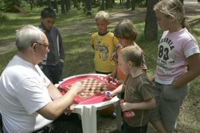 Mąsto: kas laimės šaškių partiją: vadovas ar vaikai?