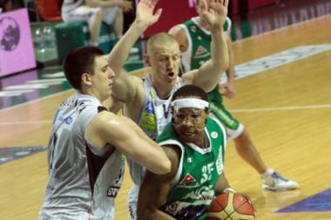 Gniaužtai: žalgiriečiai antrajame LKL finalo mače niekaip neįveikė varžovų gynybos.