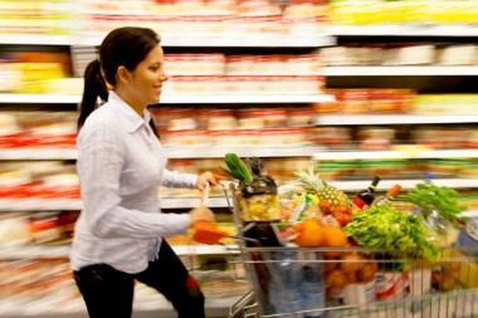Paradoksas: užsienyje gyvenantys tautiečiai teigia pastebėję, jog nepaisant to, kad lietuviai uždirba gerokai mažiau nei kitų šalių gyventojai, maistas ir kitos prekės čia kainuoja ne...
