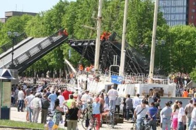 Paradoksas: turistams sunku suvokti, kodėl uostamiesčio simboliu tapęs "Meridianas" remontuoti buvo nutemptas taip tik tada, kai prasidėjo kruizinių laivų sezonas.