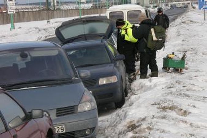 Trukdžiai: stintų gaudytojų mašinos trukdo vilkikų eismą.
