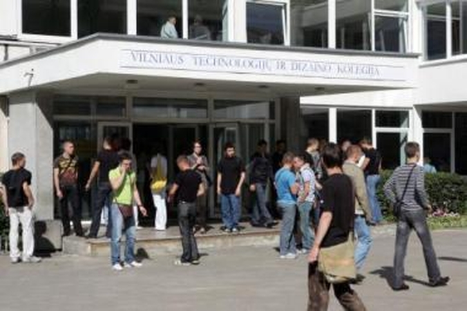 Vilniaus technologijų ir dizaino kolegijos (VTDK) Technikos fakultetas iš "Toyotos" atstovybės Baltijos šalyse gavo išskirtinę dovaną – "Lexus LS460" mokymosi treniruoklį.