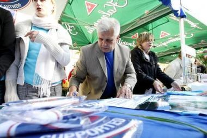 Spėjimai: kai kurie klaipėdiečiai įtaria, jog suvenyriniais regatos marškinėliais padėjęs prekiauti meras R.Taraškevičius nuo valstybės nuslėpė mokesčius.