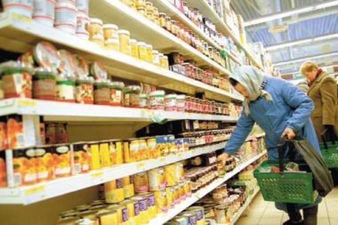 Pagalba: socialiniai darbuotojai globojamam senjorui nuperka reikiamų maisto produktų, kad šiam nereikėtų vargti parduotuvėje.
