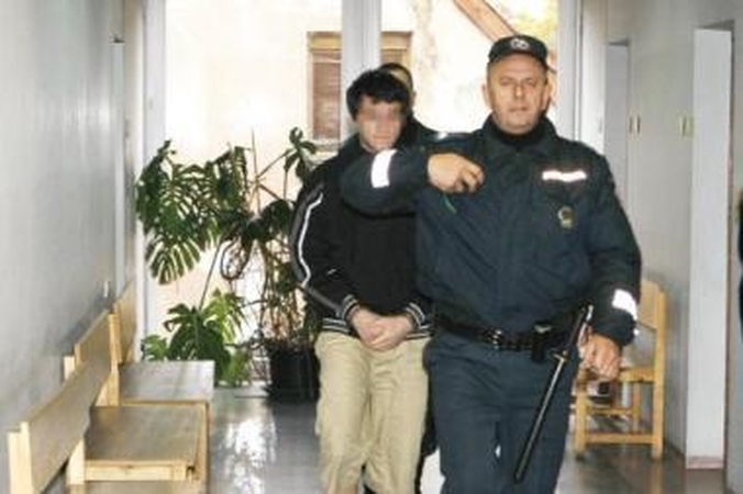 Subrendimas: Konvojaus būrio pareigūnai į teismo salę atvedė trumpakelnį paauglį, kuris nuteistas už tyčinę žmogžudystę.