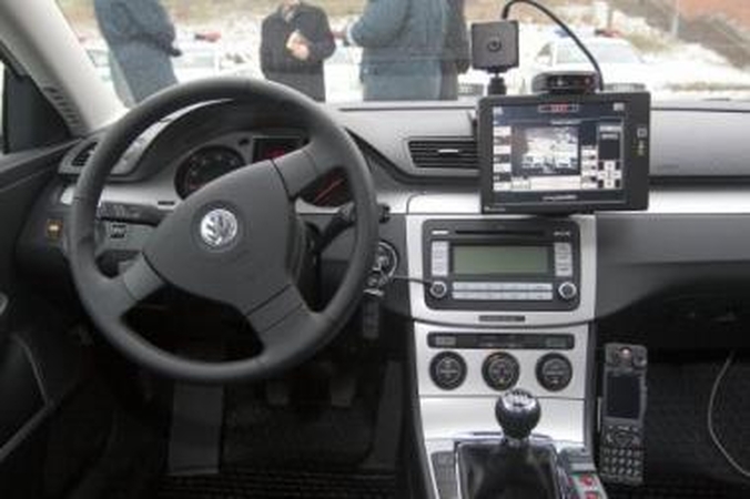 Įrankiai: kelių policijos automobiliuose sumontuota moderni įranga netrukdo pareigūnams "susitarti" dėl mažesnių baudų.