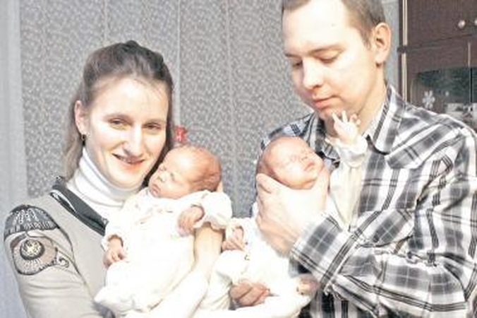 Šeima: Sandra ir Aurimas žino, kad tik medikų dėka jie laimingai susilaukė Austėjos ir Aurėjos.
