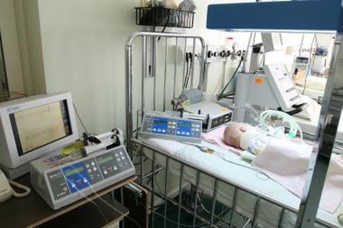 Gelbėjimas: patekęs į ligoninę išsekęs vaikas penkias dienas buvo reanimuojamas, tačiau netrukus įsižeidęs tėvas dar nepasveikusį kūdikį išsivežė.