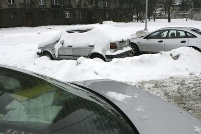 Kodėl vairuotojai moka už pusnis automobilių stovėjimo vietose?