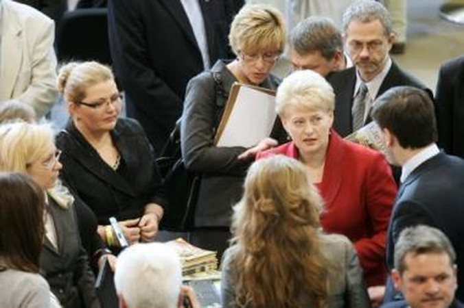 Pavyzdys: Prezidentė D.Grybauskaitė ragino patyrusius šalies verslininkus savo sėkmės patirtimi pasidalyti su verslo naujokais.