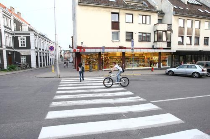 Kurioziška situacija: žmogus ant perėjos