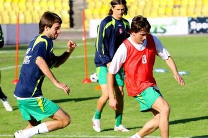 Treniruotės: futbolo spėjęs išsiilgti D.Česnauskis (dešinėje) spinduliuoja energija.