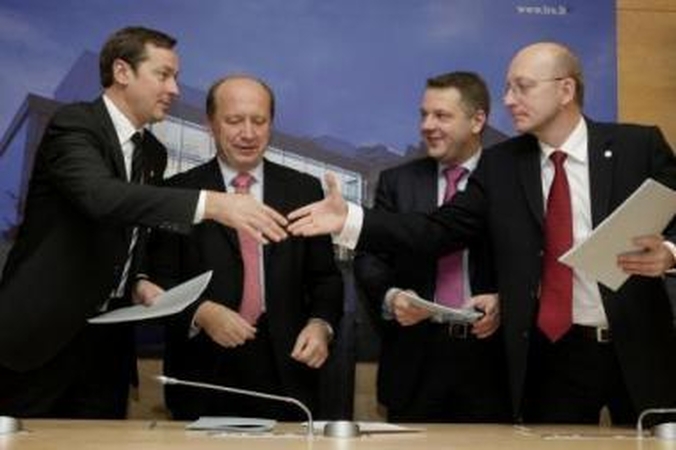Antausis: A.Kubiliui (antras iš kairės) teko nuryti kitų trijų koalicijos partnerių pakištą karčią piliulę.