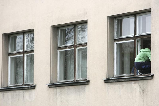 Klaipėdoje du žmonės mirė iškritę pro langą