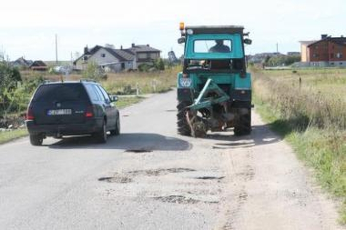 Nepatogumai: į Mazūriškes važiuojantys vairuotojai priversti laužyti savo automobilius duobėtame kelyje.