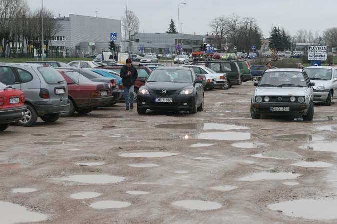 Automobilių aikštelės šalia turgaus remontuoti nežada