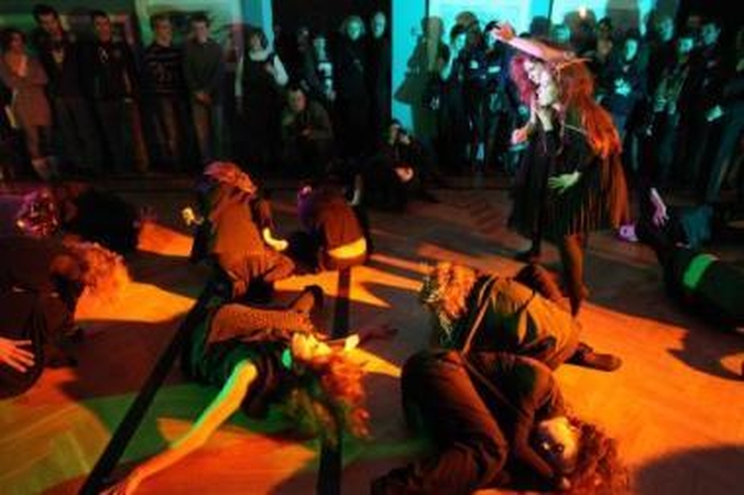 Nesudomino: į festivalio "Iš arti" koncertą, nors į jį viliojo ir "Auros" šokėjai, publikos susirinko nedaug.