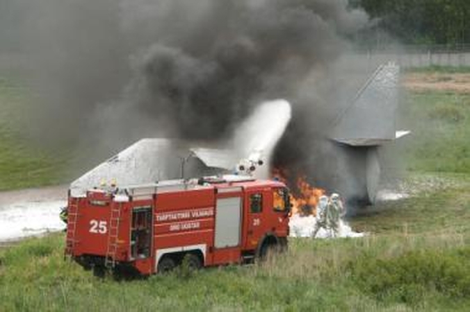 Incidentas: gesinti liepsnose ir dūmuose skendinčio lėktuvo atskubėjo trys Aviacijos saugumo Priešgaisrinės tarnybos automobiliai.