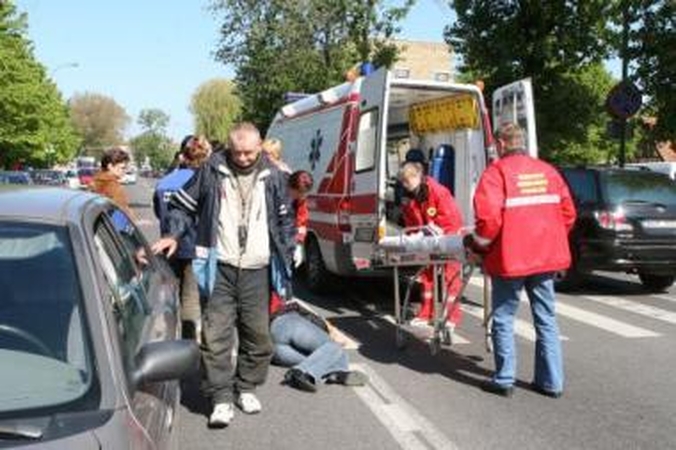 Nelaimė: greičio slopinimo kalneliai per perėją ėjusios moters neapsaugojo nuo automobilio.