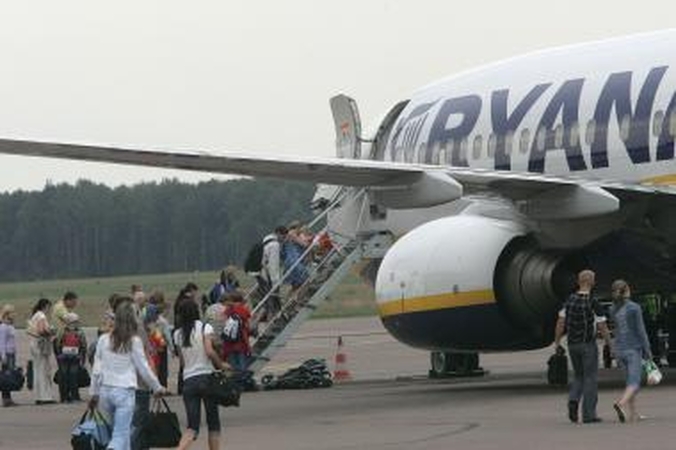 Tendencija: vis daugiau lietuvių vėl priversti emigruoti į užsienį – šįkart ieškodami būdų, kaip užsidirbti, kad galėtų išsimokėti bankams už suteiktas paskolas.