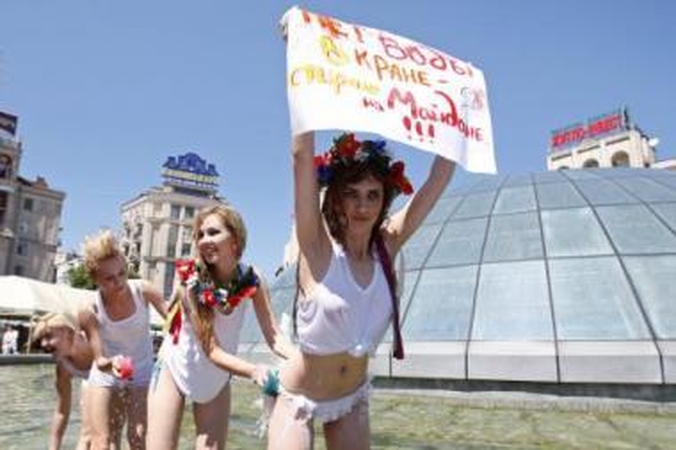 Protestas: merginos pusnuogės pliuškenosi fontane, protestuodamos prieš karšto vandens atjungimą ir komunalinių mokesčių didinimą.