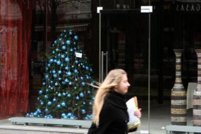 Pionieriai: Laisvės alėjoje jau duotas startas puošti vitrinas Kalėdoms.