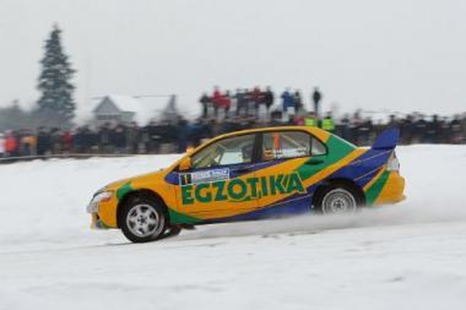 Pasiekimas: daugkartinis Lietuvos ralio čempionas R.Lipeikis su dukra žiemos ralyje buvo greičiausi mūsų šalies atstovai.