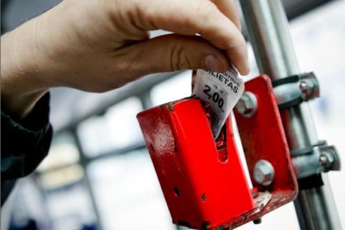 Klaipėdiečiai įsigyti autobusų bilietų suskumba kaskart prieš kainų šuolį.
