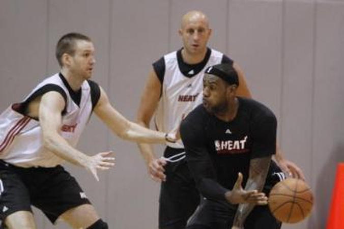 Bendražygiai: Ž.Ilgauską (viduryje) į "Heat" ekipą priviliojo L.Jameso (dešinėje) pažadas pagaliau padovanoti lietuviui NBA čempiono žiedą.