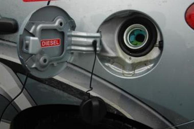 Vargas: į dyzelinu varomo automobilio baką pripylus benzino, variklio geriau net nepaleisti.