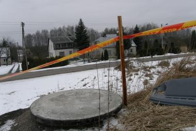 Atviri šuliniai tarsi minų laukai