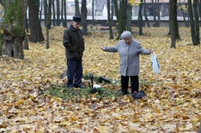 Akibrokštas: uždegti žvakelių į Skulptūrų parką atvykę miestiečiai kapaviečių turėjo ieškoti po lapais.