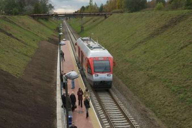 Traukinys į oro uostą jau rieda