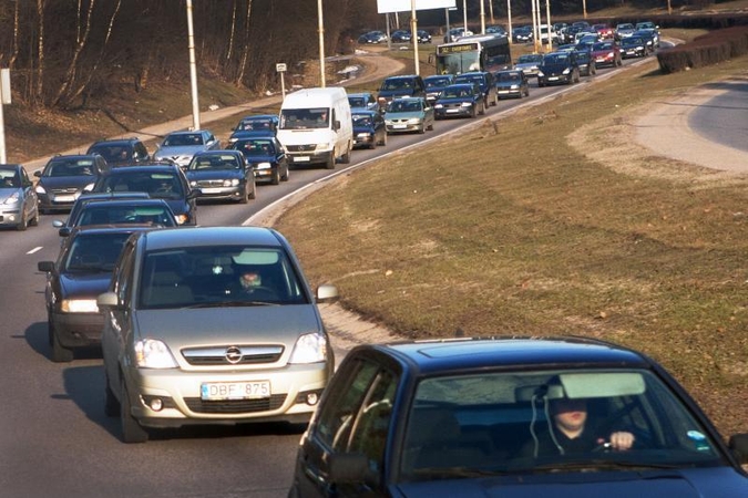 Automobilius į viešąjį transportą vilniečiai keičia nenoriai