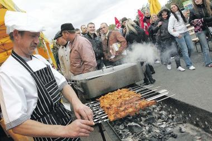 Mugėje – traktoriai ir geltonos avietės