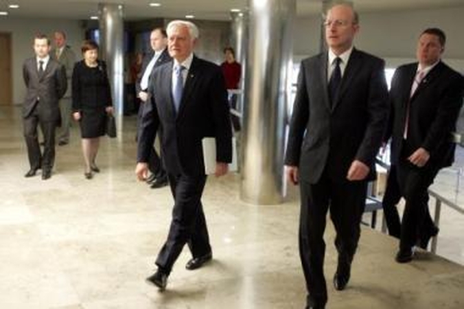 Paskutiniame metiniame pranešime V. Adamkus negailėjo kritikos politikams.