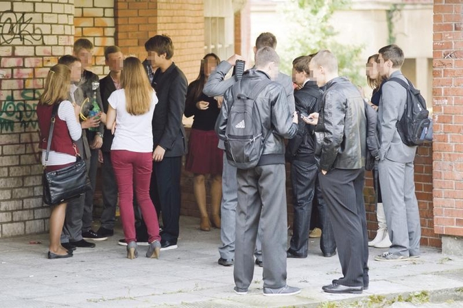Per pertraukas mokiniai traukia net savadarbį kaljaną