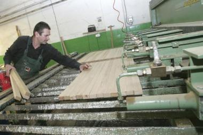 Neatlaiko: pastaruoju metu vis daugiau medienos perdirbimu bei baldų gamyba užsiimančių įmonių skelbia bankrotus.