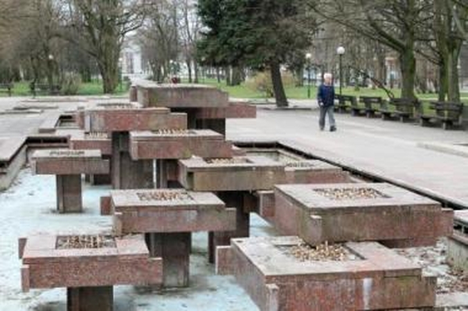 Žaismingi: skulptūra su vandens indą laikančiais ruoniais jau atgijo.