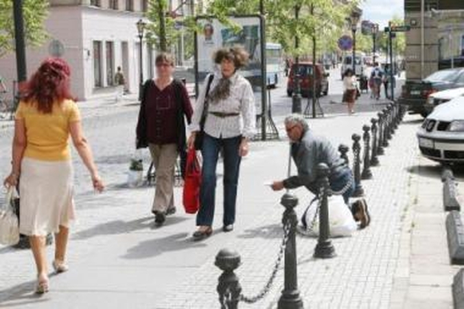 Išeitis: sunkmetis vis daugiau žmonių su ištiesta ranka išvaro į gatves.