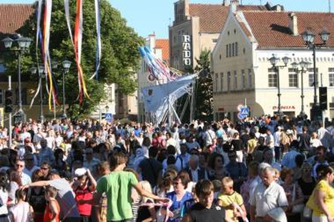 Situacija: autorių teises ginanti asociacija trina rankas, jei renginys privilioja daug žiūrovų, nes tuomet bus galima surinkti didesnius mokesčius ir daugiau pinigų liks pačios...