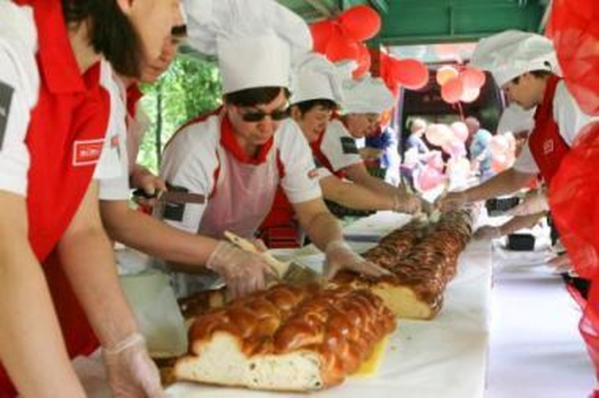 Išlaidos: rekordinio dydžio pyragas šventės organizatoriams kainavo 1000 litų.