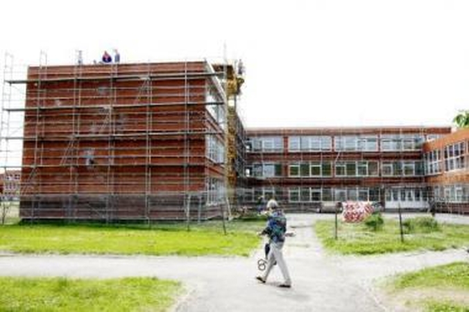 Darbai: nuo birželio pradžios "Santarvės" mokyklą juosia statybininkų pastoliai.