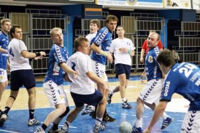 Stabilumas: "HC Vilnius" rankininkai (mėlyna apranga) Lietuvos čempionato medalius iškovojo ketvirtą sezoną iš eilės.
