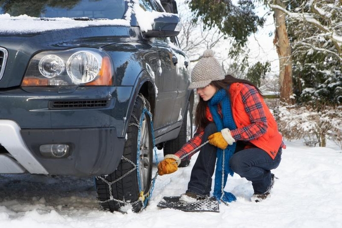 Pagalba automobiliui žiemą – garstyčios, eglišakės ir virvelės