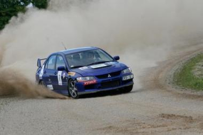 Adrenalinas: daugiausia emocijų sukėlė karuselinės lenktynės hipodrome, kuriose triumfavo "Mitsubishi Lancer Evo VI" vairavę kolegos iš Latvijos Martinas Dzenitis ir Andris Malniekas.