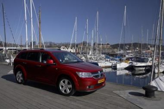 Stilius: "Dodge" automobiliai išsiskiria raumeningu, kiek agresyvoku išorės dizainu.